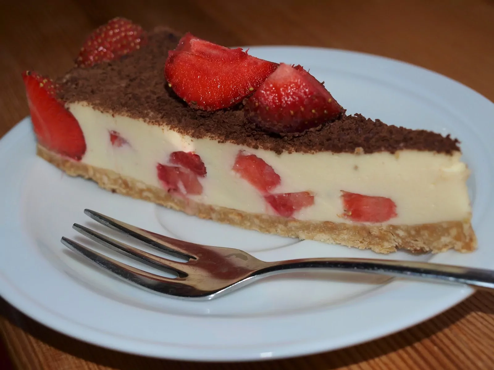 Nekeptas sausainių tortas su maskarpone, grietinėle ir uogomis - braškėmis