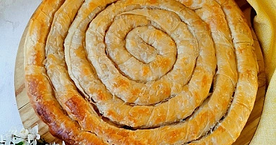 Spanakopita - vegetariškas sūrus sūrio pyragas iš filo tešlos