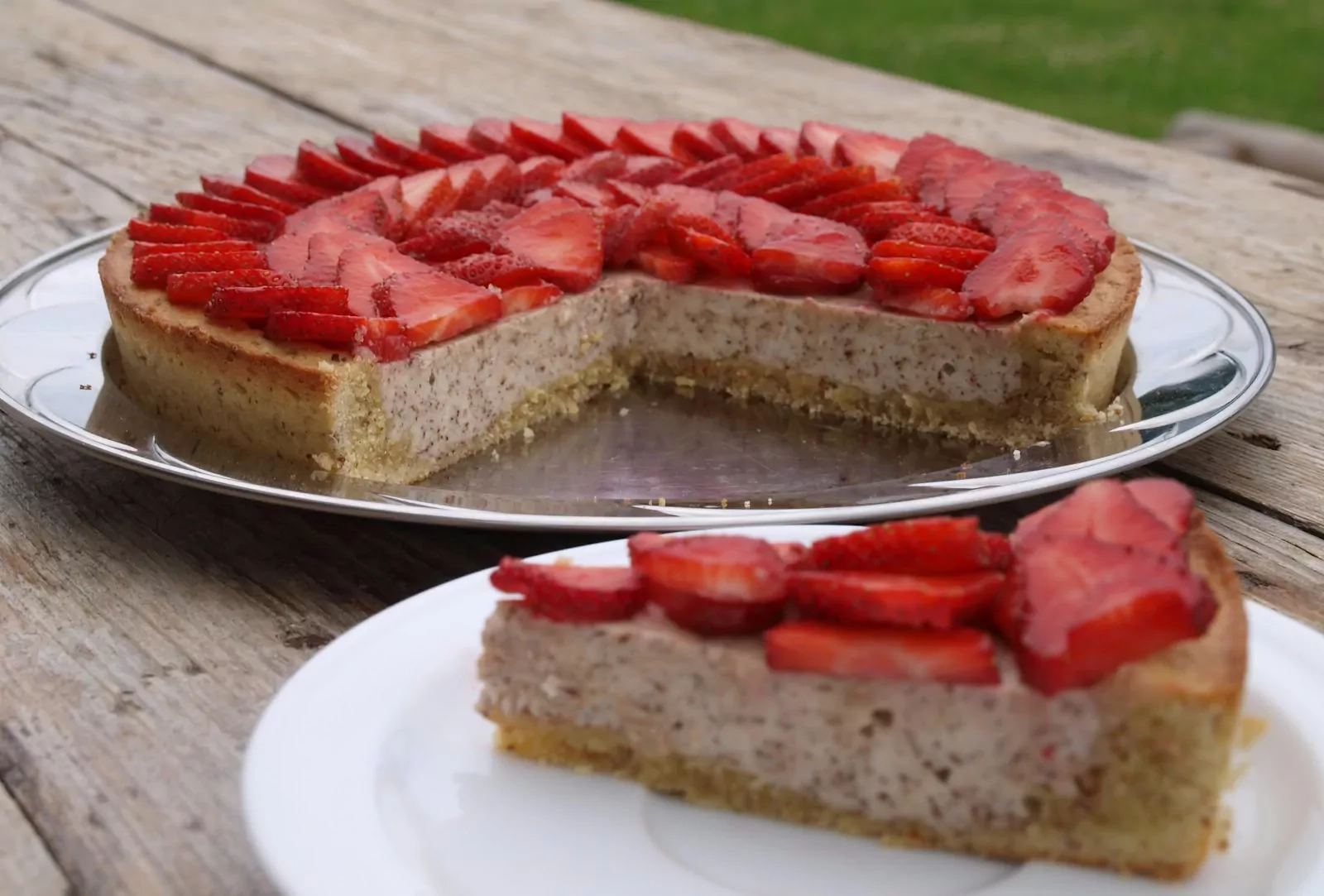 Skanus riešutinis pyragas su braškėmis arba kitais vaisiais / uogomis