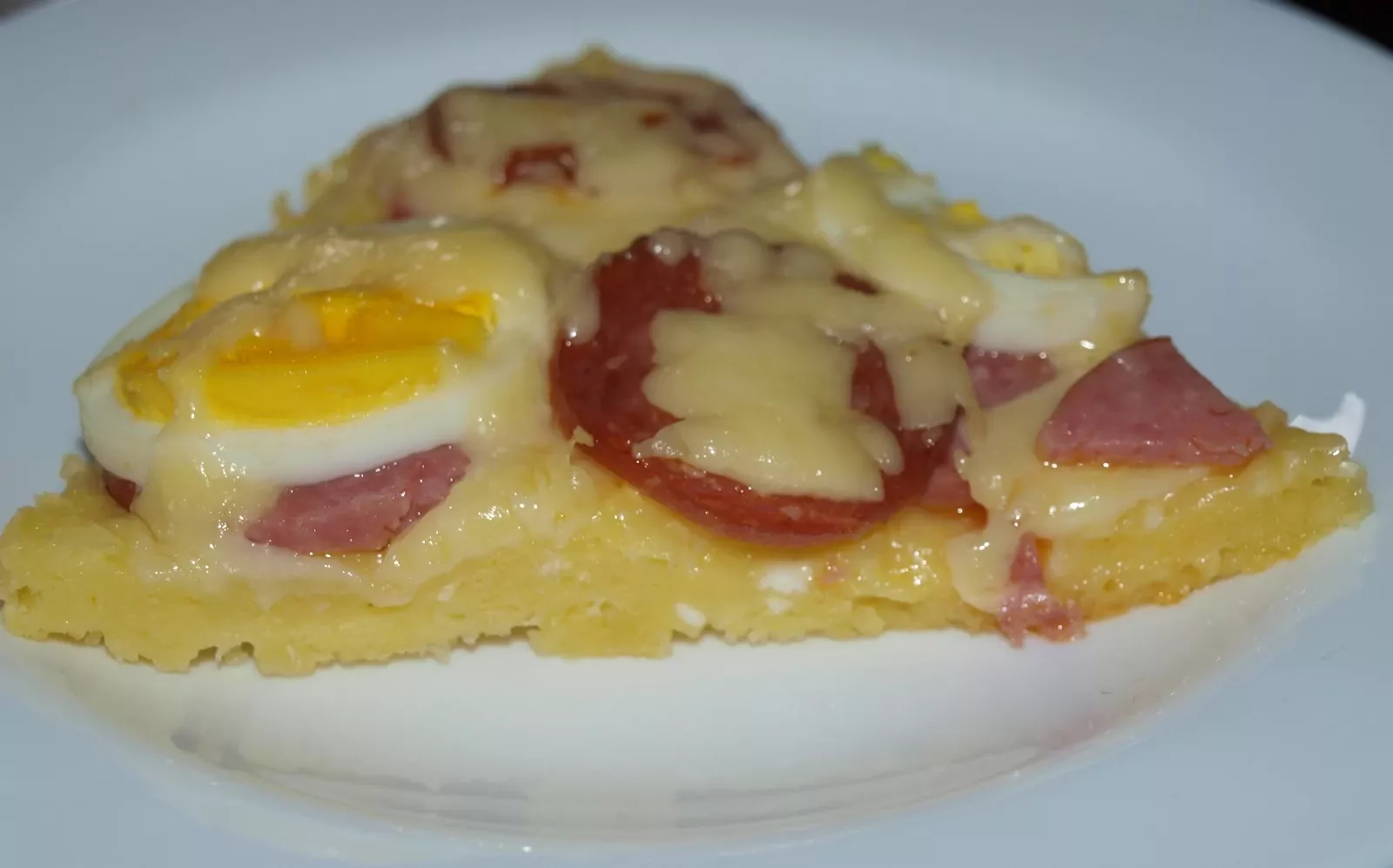 Andriaus storapadė kaimiška pica su dešra, kiaušiniais ir sūriu