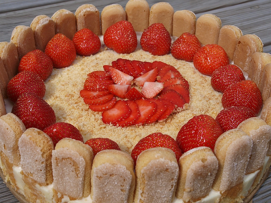 Nekeptas baltojo šokolado ir damų pirštelių tortas su uogomis - braškėmis ir želatina
