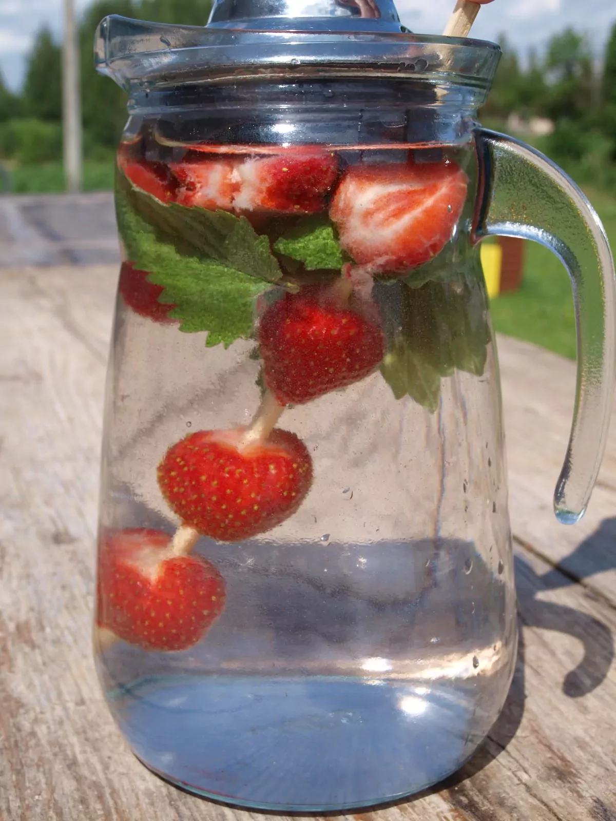 Gėrimas su braškėmis ar citrina