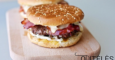 Naminiai burgeriai - mėsainiai su jautiena, traškiais kiaulienos gabalėliais ir gaiviu padažu