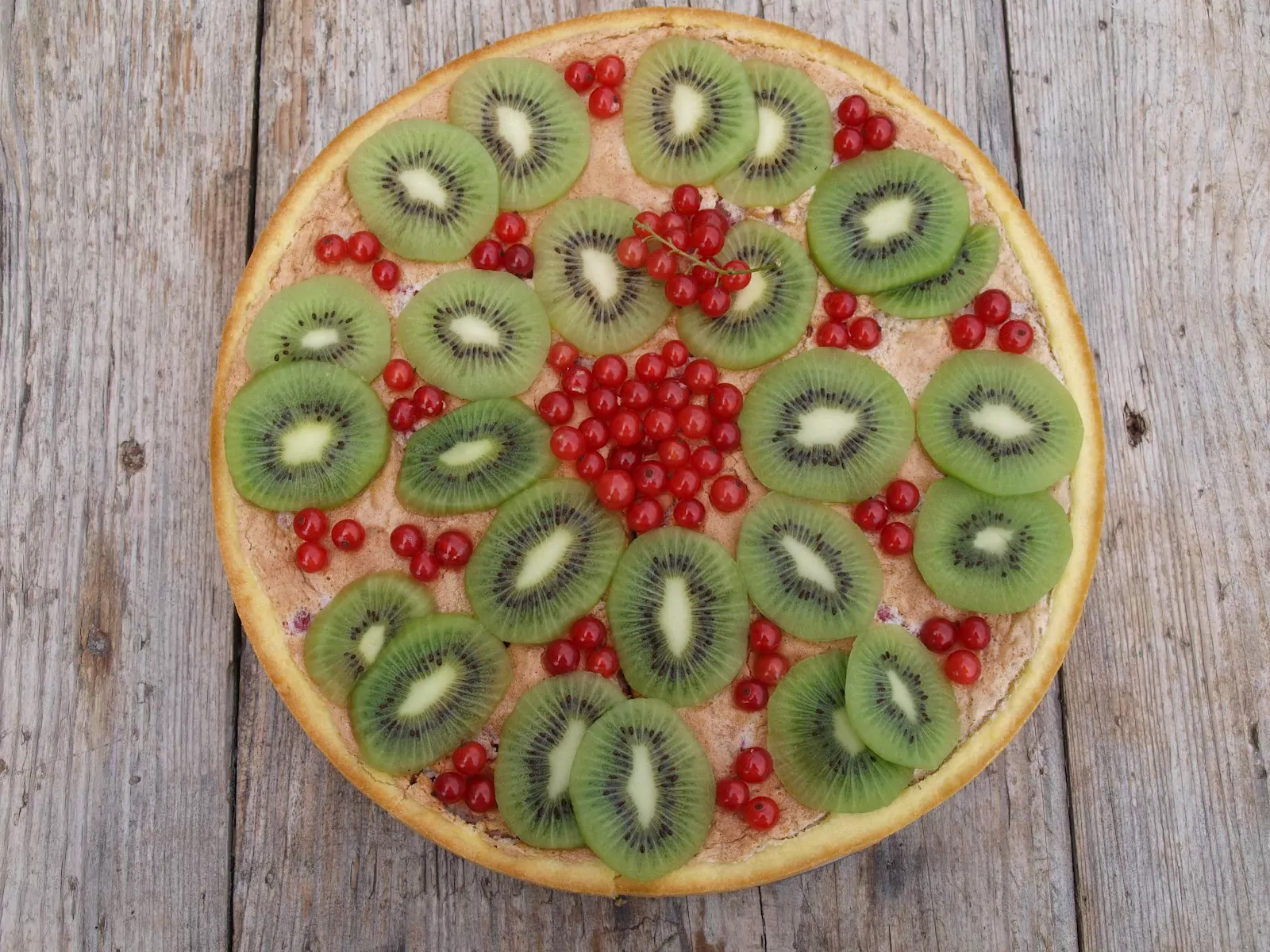 Raudonųjų serbentų ir kivių pyragas