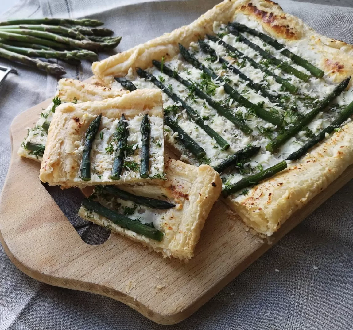 Sluoksniuotos bemielės tešlos pyragas su smidrais ir feta sūriu pagal Beatą