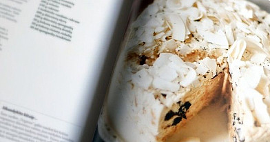 Baltas vaflinis-šokoladinis tinginys su kondensuotu pienu ir džiovintomis spanguolėmis
