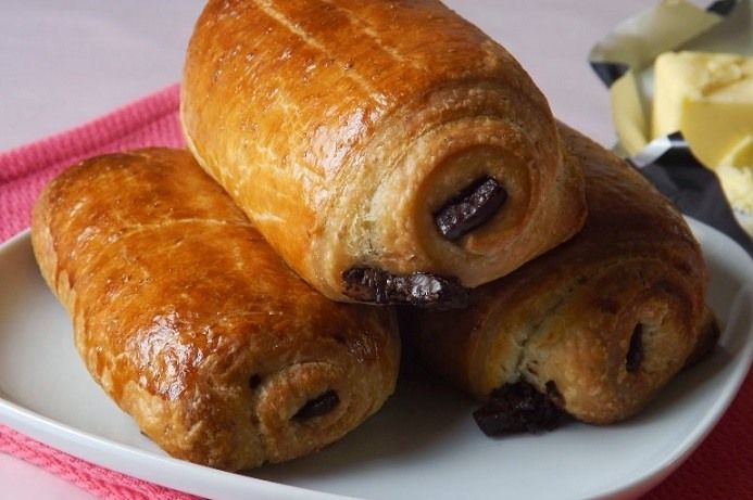 Sluoksniuotos tešlos bandelės su šokoladu