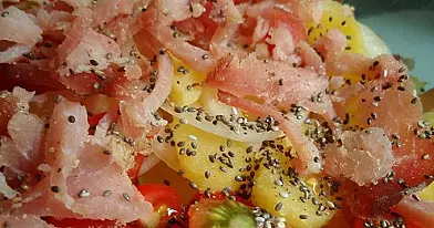 Šviežių bulvyčių salotos su kumpiu ir pomidorais