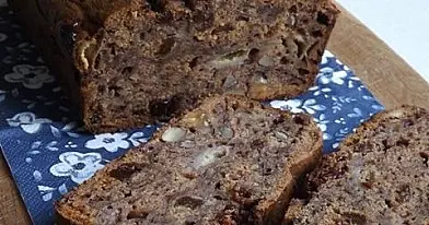 Bananų duona su razinomis ir migdolais