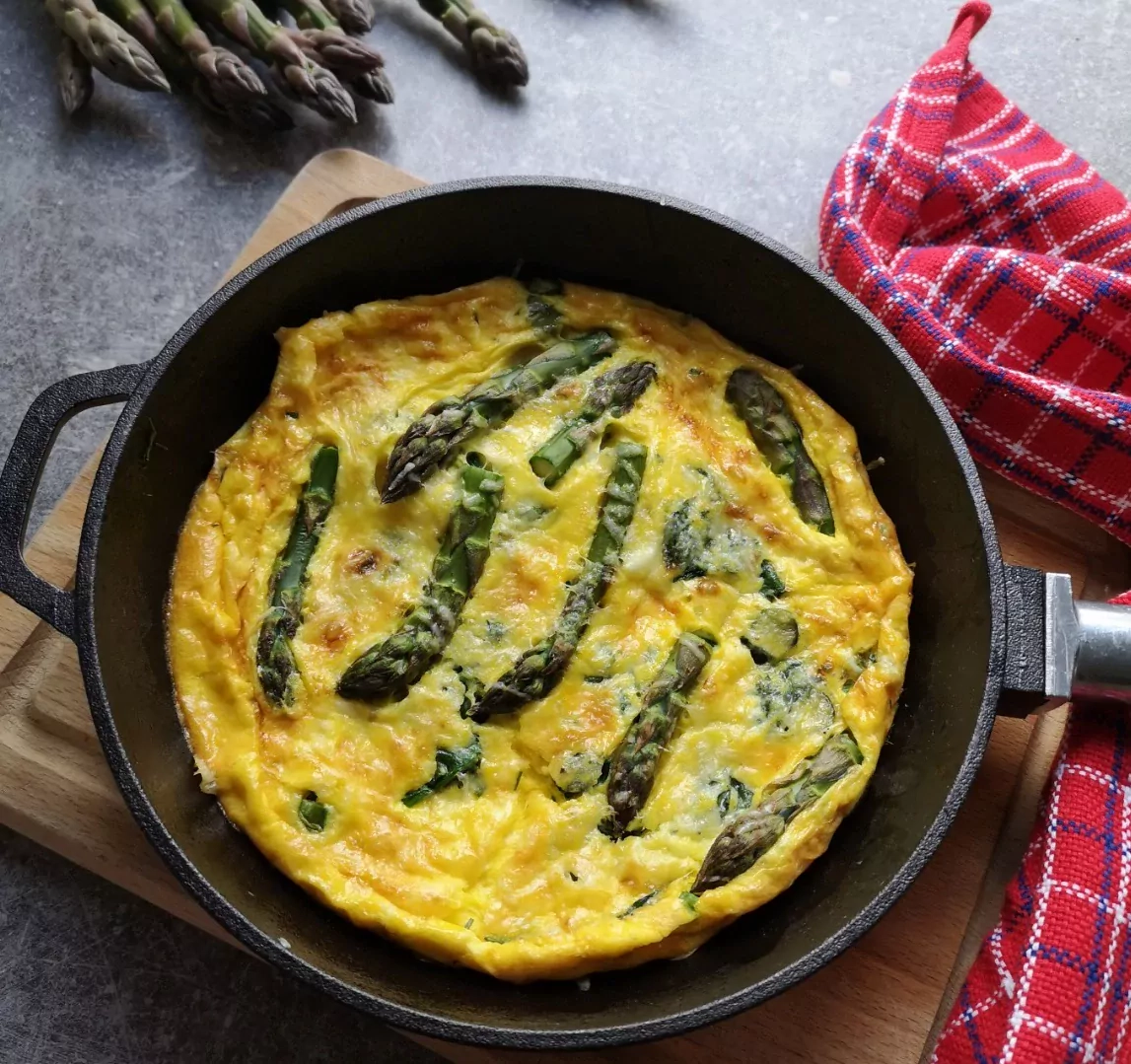 Skani ir puri kiaušinienė - fritata su daržovėmis (smidrais ir špinatais)