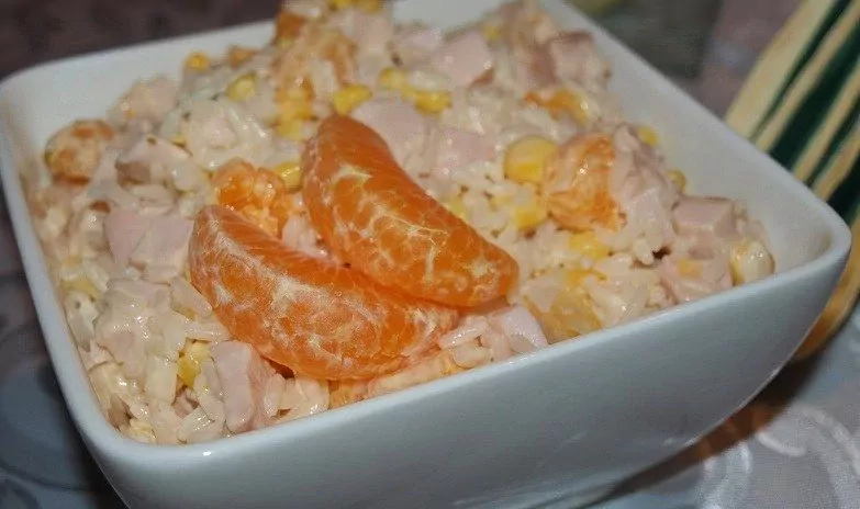 Rūkytos vištienos salotos su mandarinais