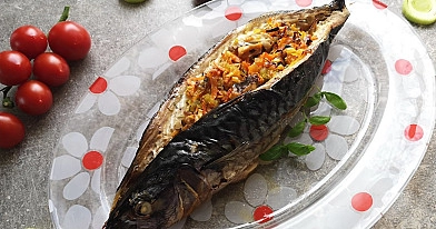 Kepta įdaryta žuvis - skumbrė su daržovių įdaru
