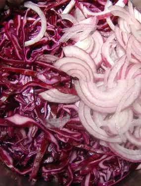 Raudongūžių kopūstų salotos