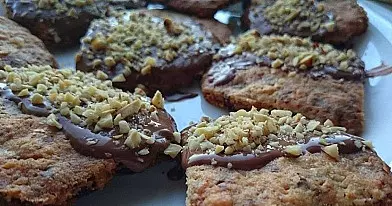 Sausainiai su lazdyno riešutais ir šokolado gabaliukais