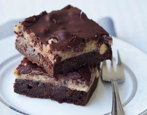 Šokoladinis pyragas su sutirštintu pienu ir lazdyno riešutais