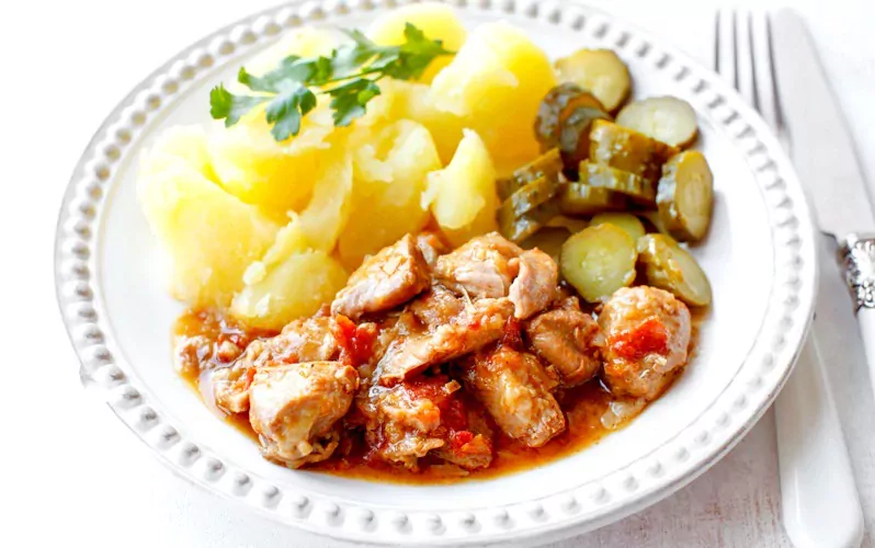 Kalakutienos guliašas su morkomis, obuoliais ir grietine