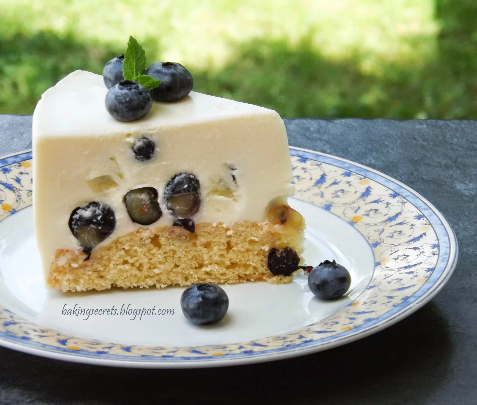 Gimtadienio tortas mergaitei - jogurtinis mėlynių pyragas