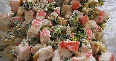 Krabų lazdelių salotos su brokoliais