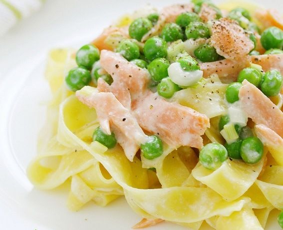 Makaronai su lašiša, žirneliais ir grietinėle