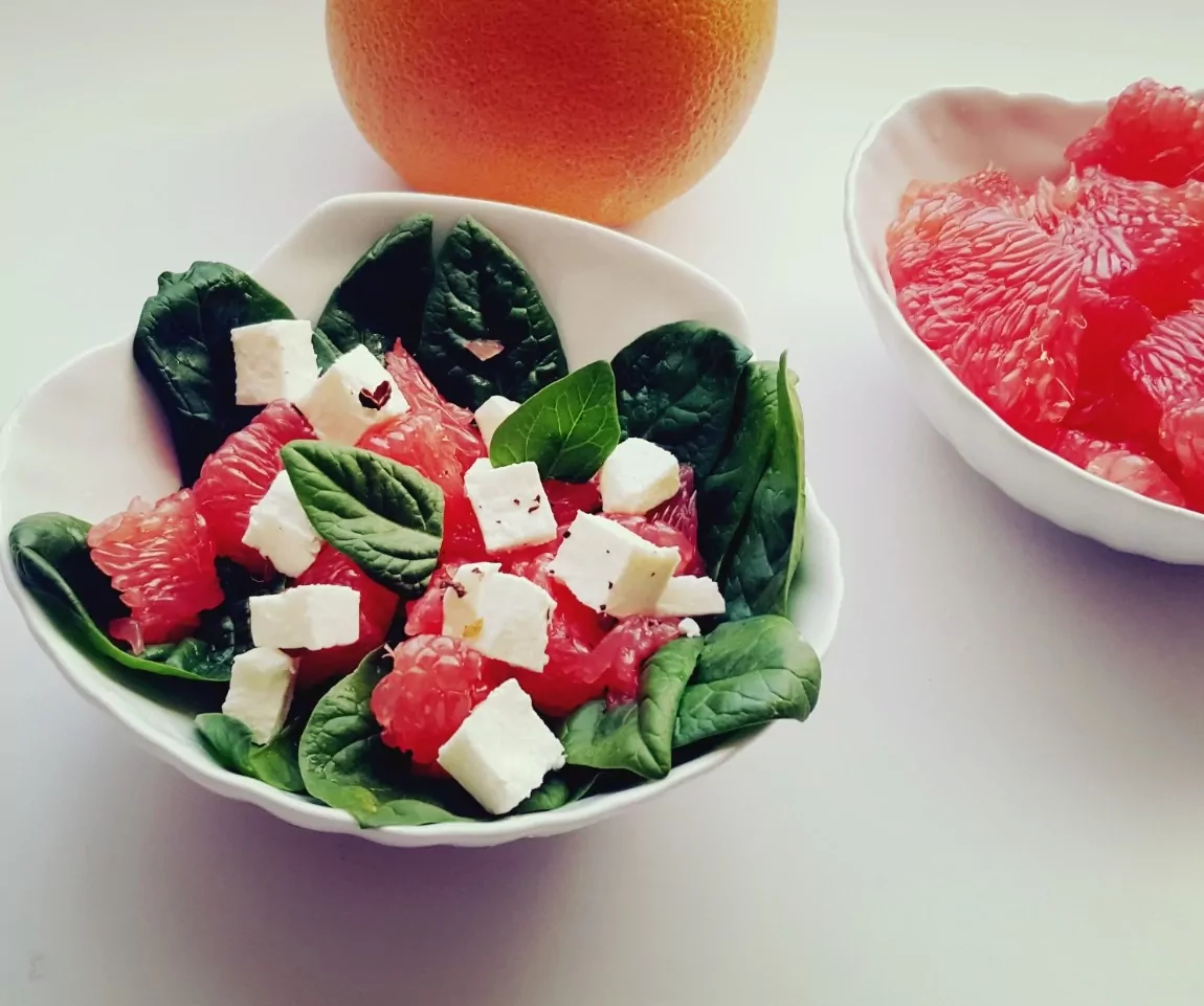 Salotos su greipfrutu ir feta sūriu