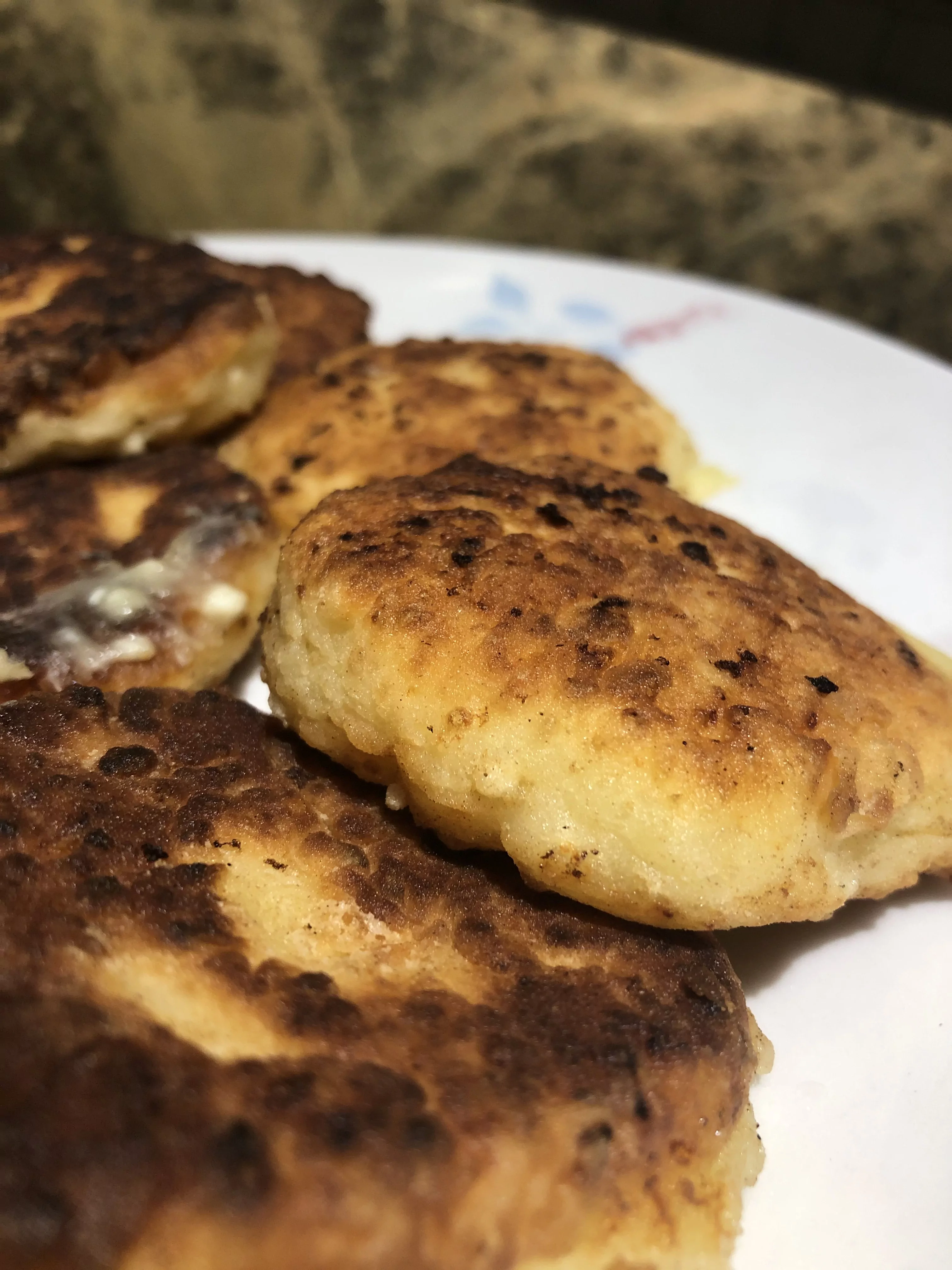 Močiutės senoviniai minkšti, purūs tikri kepti varškėčiai keptuvėje su grietine