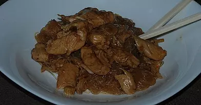Šiltos kinietiškos salotos su vištiena