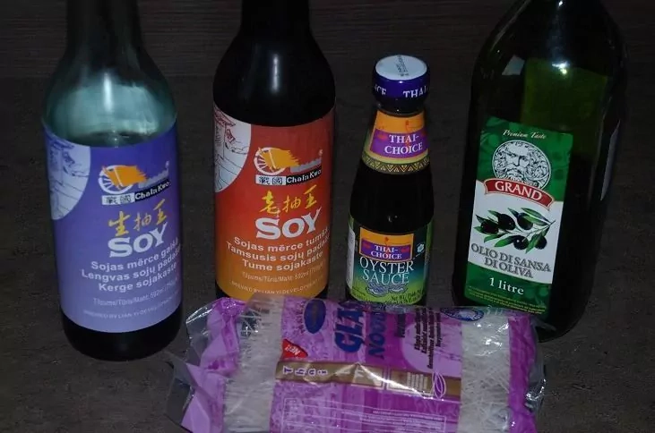 Šiltos kinietiškos salotos su vištiena