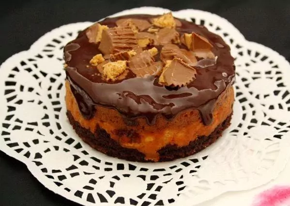 Sūrio pyragas su šokoladu ir žemės riešutų sviestu