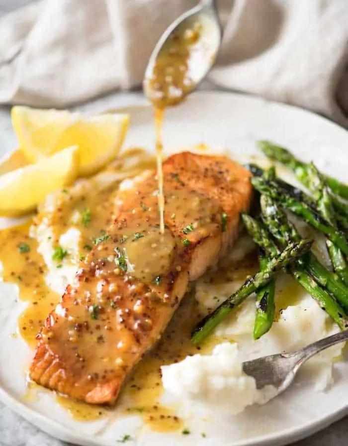 Orkaitėje kepta lašiša medaus ir garstyčių marinate - padaže