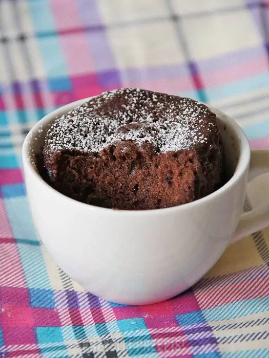 Быстрый шоколадный торт, запеченный в чашке - в микроволновке