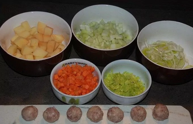 Salierų stiebų sriuba su mėsos leistinukais