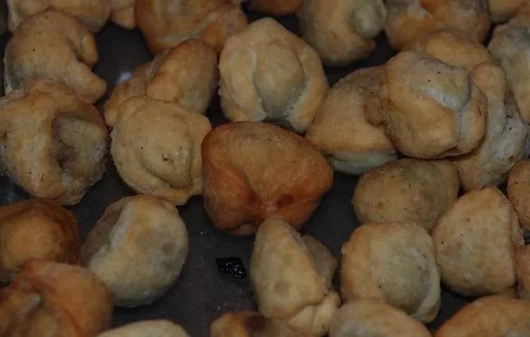 Kepti naminiai koldūnai su pievagrybių padažu