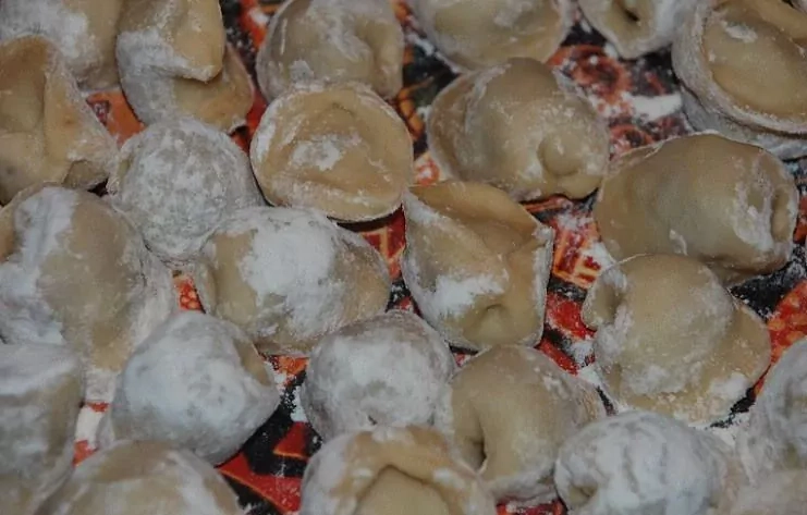 Kepti naminiai koldūnai su pievagrybių padažu