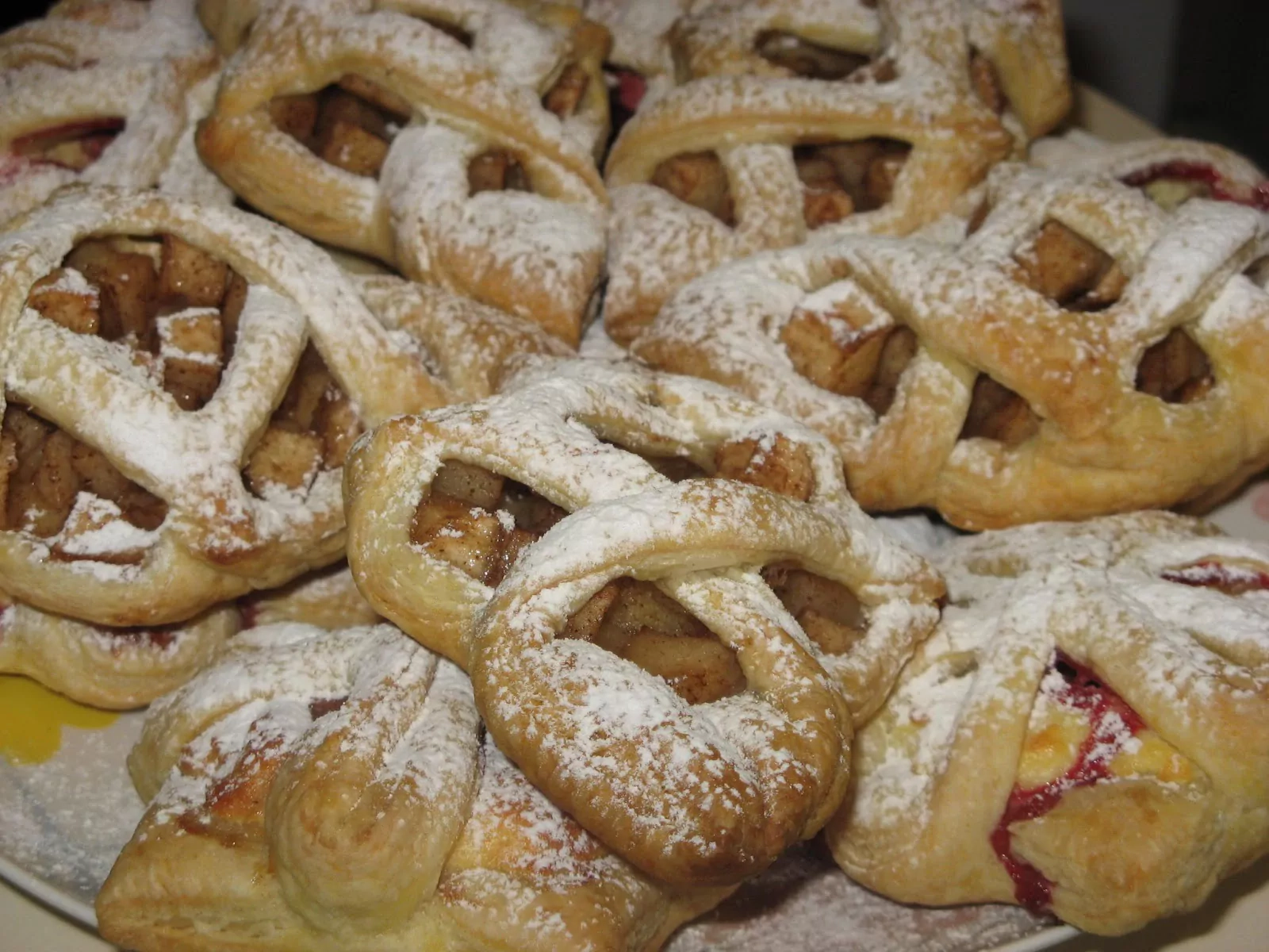 Рогалики из слоеного теста с джемом 🥐 - рецепт автора Наталья Малыхина