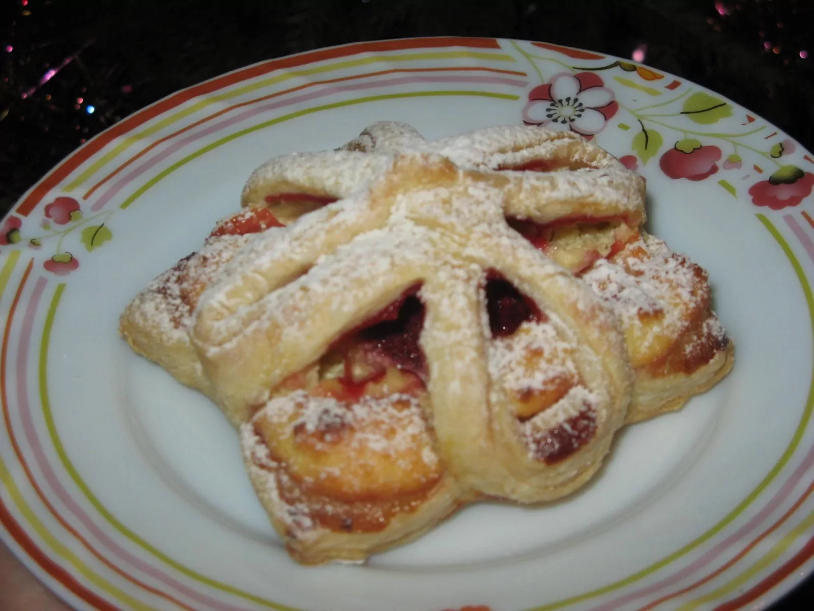 Булочки из слоеного теста с яблоками и творогом (2 варианта)