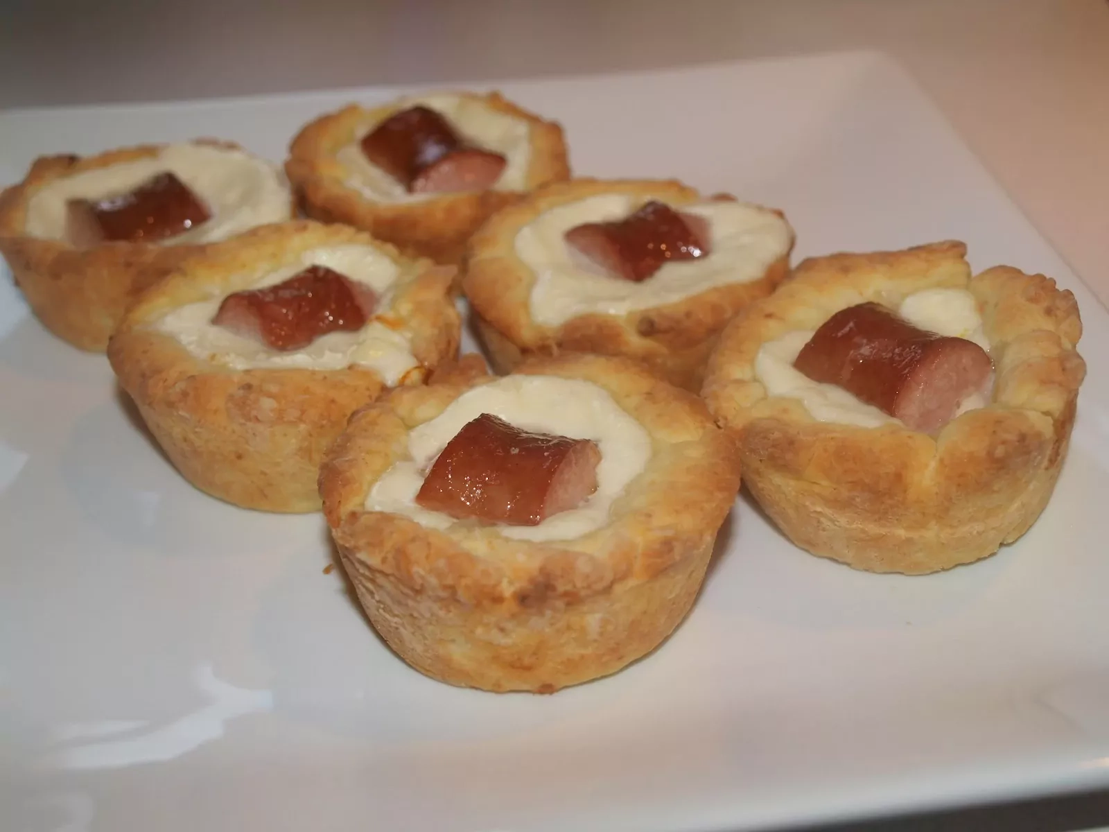 Творожные пирожки быстрого приготовления с сосисками и сыром моцарелла
