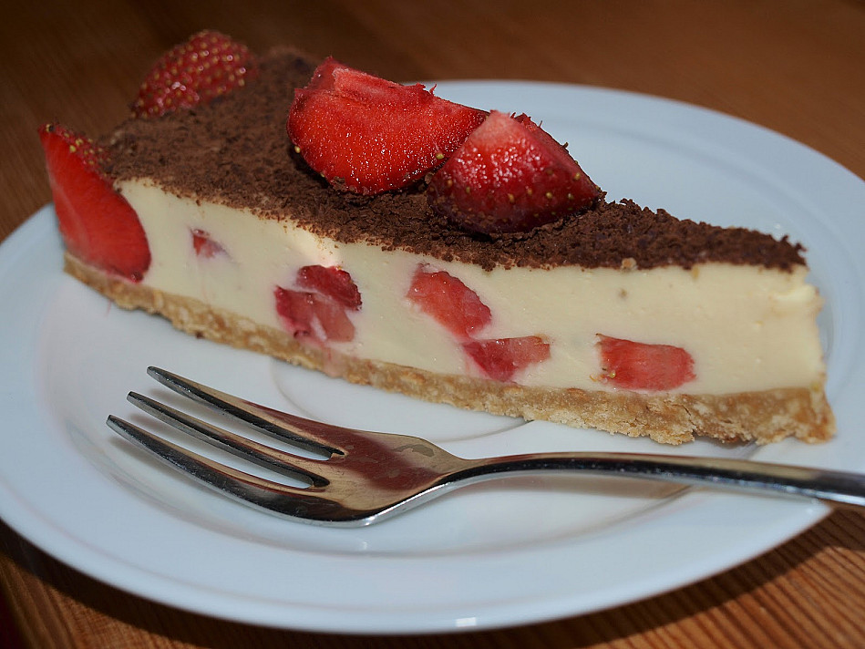 Сырой торт из печенья с сыром маскарпоне, сливками и ягодами - клубникой