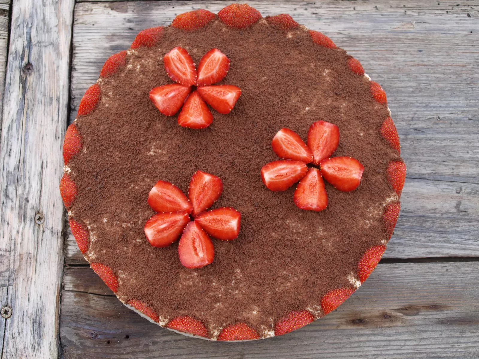 Сырой торт из печенья с сыром маскарпоне, сливками и ягодами - клубникой Сырой торт из печенья с сыром маскарпоне, сливками и ягодами - клубникой