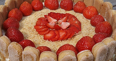 Сырой белый шоколадный торт с дамскими пальчиками и ягодами