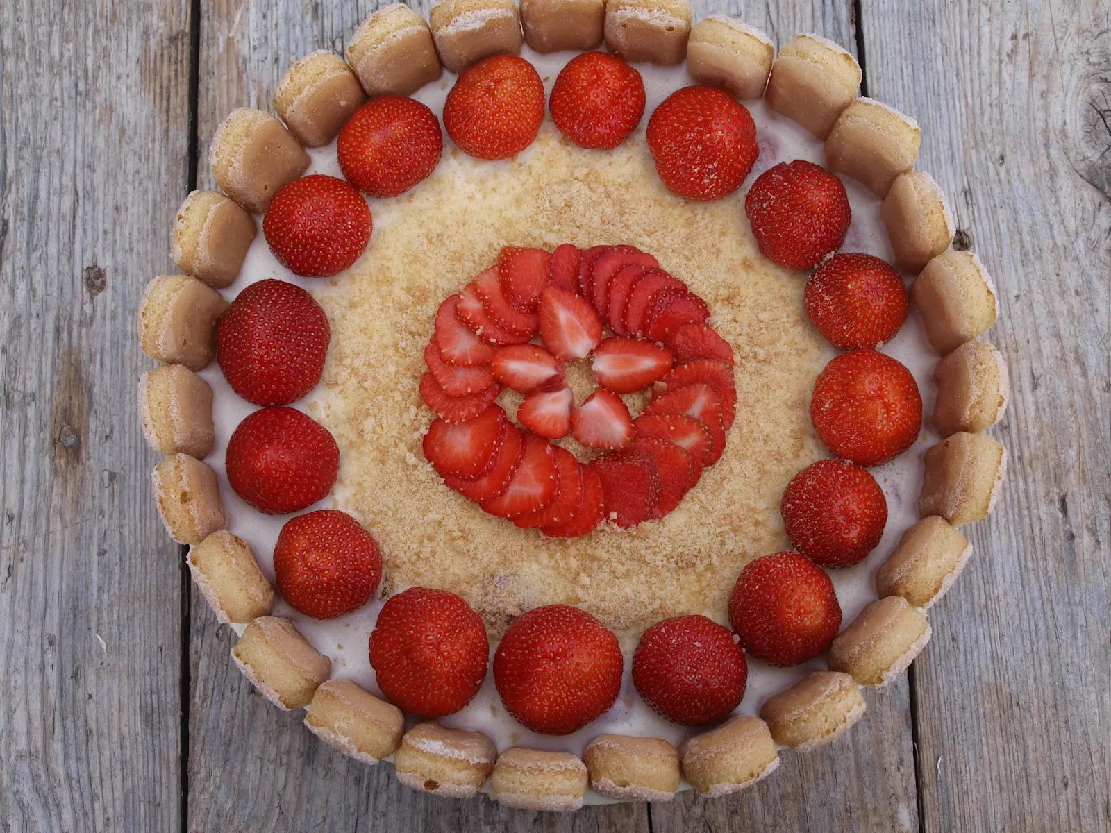 Сырой белый шоколадный торт с дамскими пальчиками и ягодами Сырой белый шоколадный торт с дамскими пальчиками и ягодами