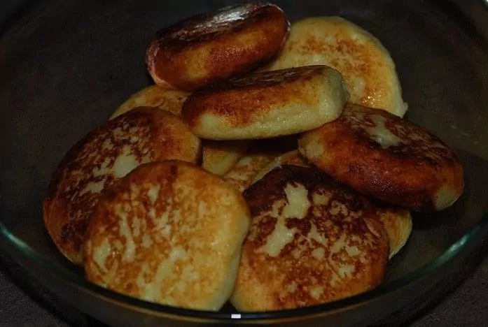 Nesaldūs varškėčiai su grietinėlės padažu