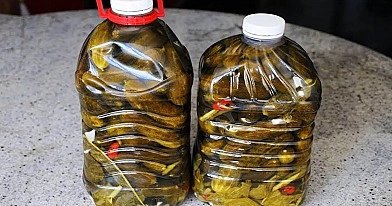Be verdančio vandens, be acto, be konservantų! Agurkai plastikiniame butelyje