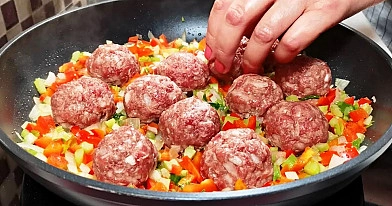 Užpilu mėsos kukulius ryžiais keptuvėje. Ruošiu paprastą ir skanią vakarienę