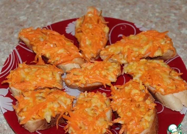 Vegetariški sumuštiniai su morkomis ir česnaku ant prancūziško batono