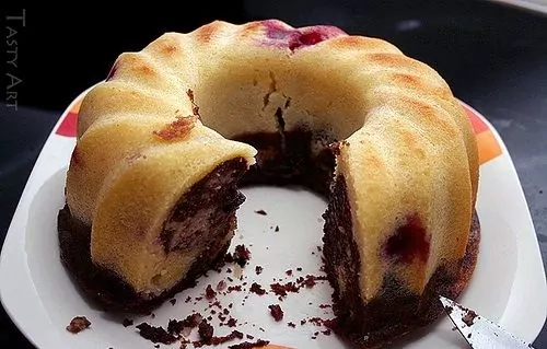 Drėgnas dvispalvis keksas su vyšniomis