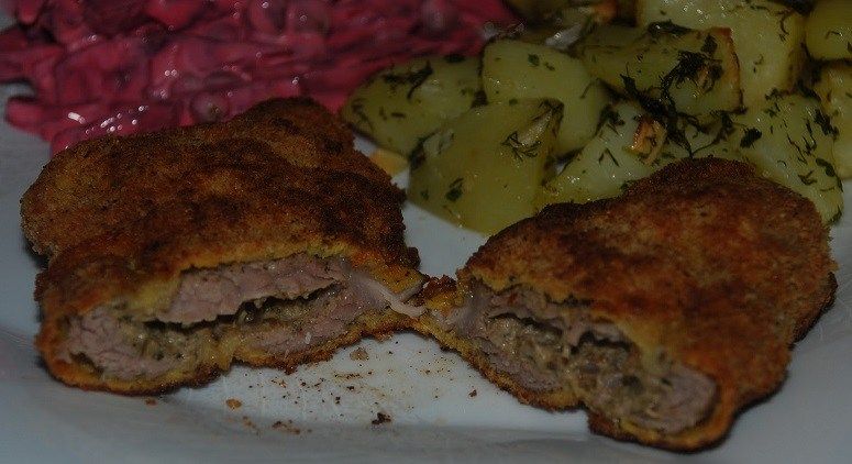 Įdarytas kiaulienos pjausnys su džiovintais baravykais ir feta