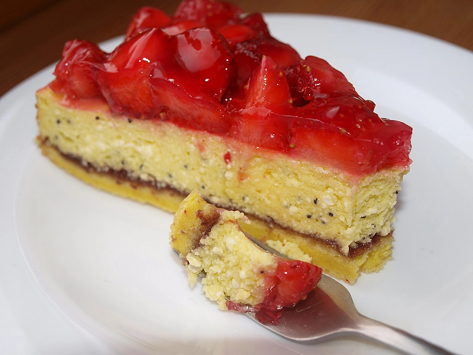 Простой творожный пирог с вареньем и ягодами - клубникой