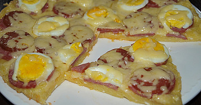 Деревенская пицца с колбасой, яйцом и сыром на толстой лепешке