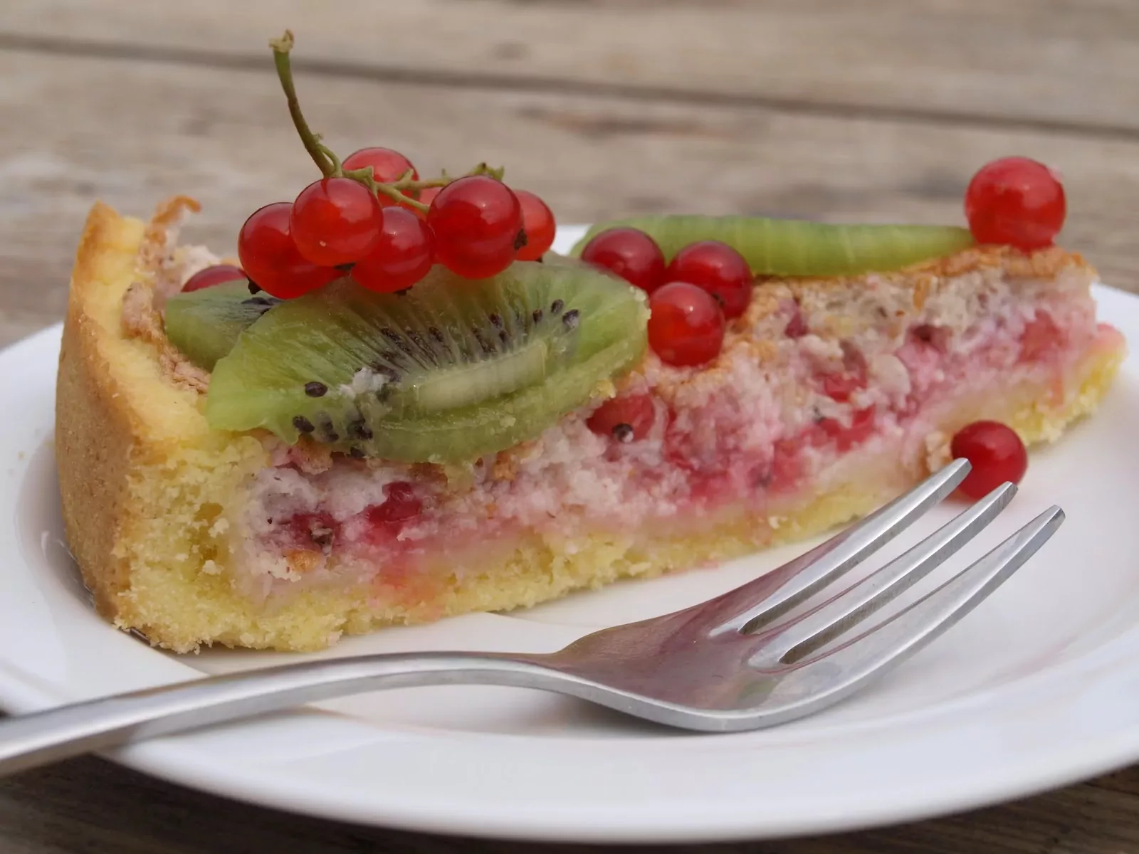 Пирог из красной смородины и киви