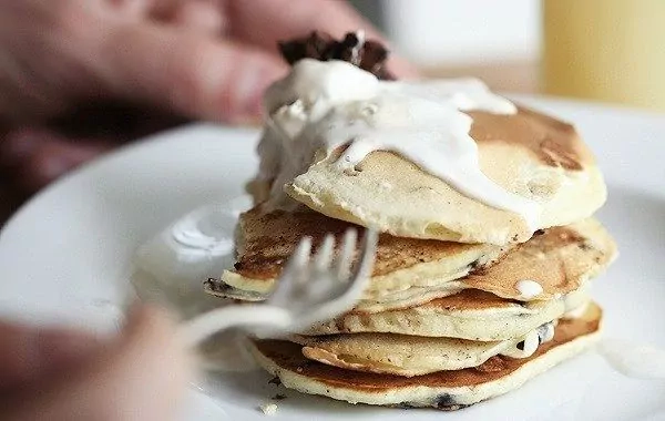 Blyneliai su šokoladu ir ledais